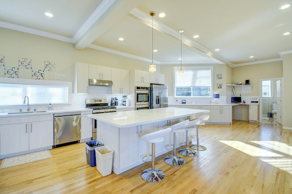 Federal Way Vacation Rental | 4BR | 3BA | 3,400 Sq Ft | Stairs Required