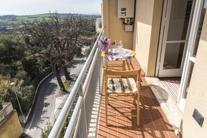 Outdoor dining - S300 - Sirolo, three-room apartment near the center with sea view (Sirolo)