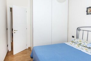 2 bedrooms, bed sheets - S300 - Sirolo, three-room apartment near the center with sea view (Sirolo)