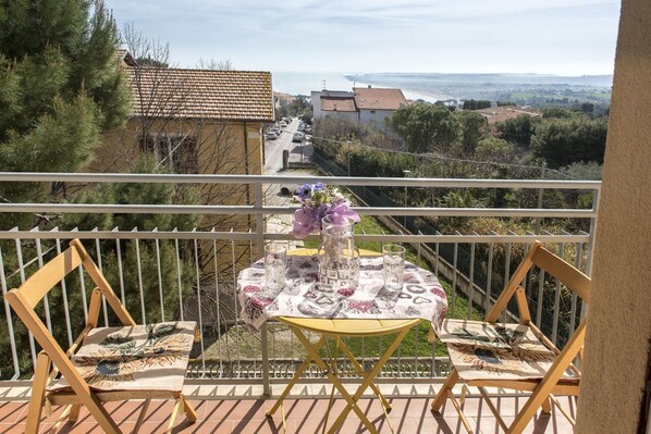 Outdoor dining - S300 - Sirolo, three-room apartment near the center with sea view (Sirolo)