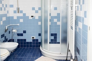 シャワー、ビデ、タオル