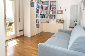 TV - S300 - Sirolo, three-room apartment near the center with sea view (Sirolo)