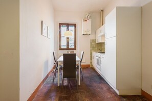 冷蔵庫、オーブン、コンロ、調理器具と食器