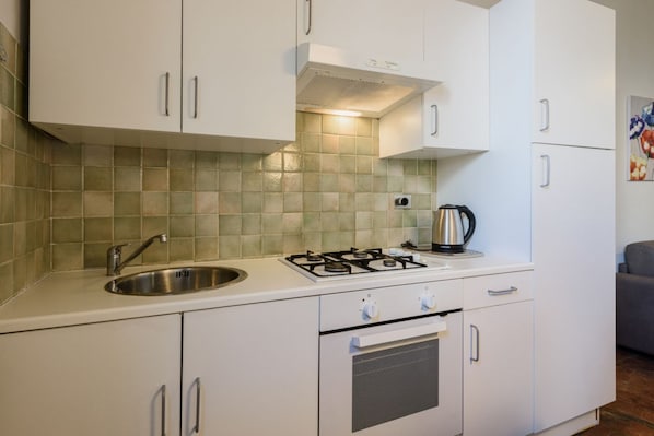 冷蔵庫、オーブン、コンロ、調理器具と食器