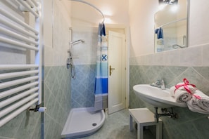 Douche, sèche-cheveux, bidet, serviettes fournies