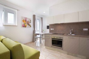 Réfrigérateur, four, plaque de cuisson, grille-pain