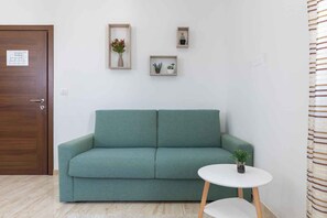 TV - Holiday apartment with one bedroom, community terrace and sea views (Fažana)