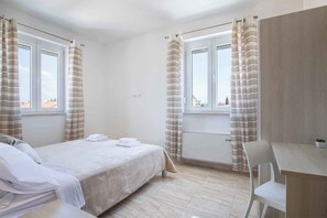 1 chambre, fer et planche à repasser, lit parapluie, accès Internet