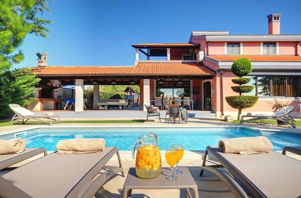 A heated pool - Villa with swimming pool, garden and play area (Pula)