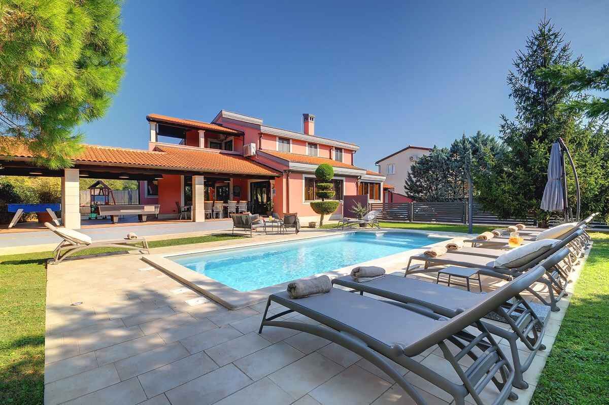 Een verwarmd zwembad