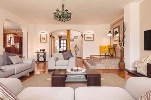 TV - Villa with swimming pool, garden and play area (Pula)