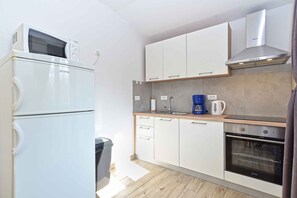 Fridge, microwave, oven, stovetop - Holiday home with garden and barbecue (Galižana)