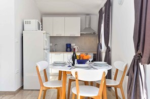 Réfrigérateur, four à micro-ondes, un four, surface de cuisson