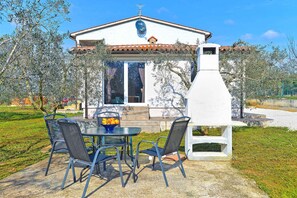 Outdoor dining - Holiday home with garden and barbecue (Galižana)