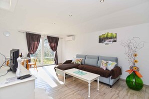 TV - Holiday home with garden and barbecue (Galižana)