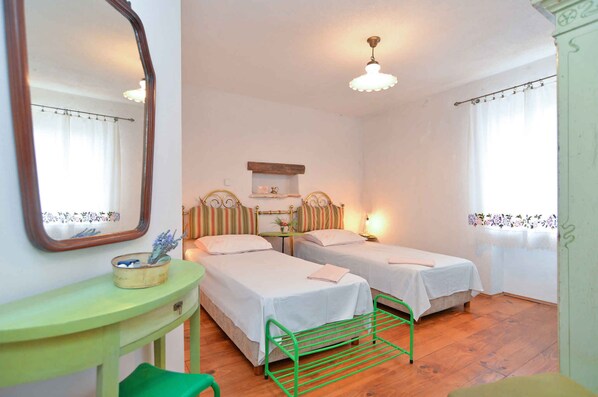 3 makuuhuonetta, silitysrauta/-lauta, internet