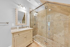 Combined shower/tub, hair dryer, towels
