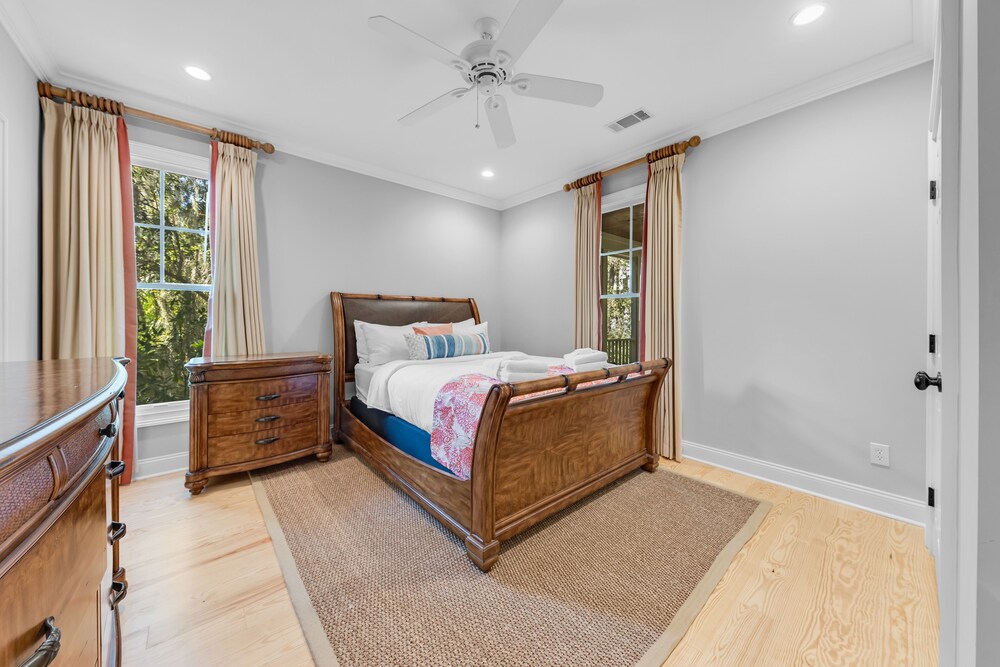 4B/4.5B Luxury Home! Includes Amenity Cards! Dog Friendly! 5 min drive