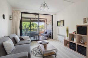 TV - AS23038 - Studio cabin, air conditioning, park view (LE GRAU DU ROI)