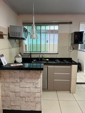 Suite | Private kitchen | Mini-fridge - HOTEL & POUSADA -  LUZIÂNIA (Luziania)