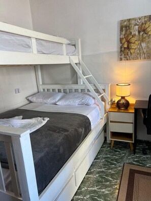 Suite | Peralatan tempat tidur premium, Wi-fi percuma, cadar katil 