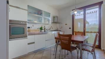 Een koelkast, een oven, een kookplaat, een vaatwasser