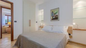 2 Schlafzimmer, Bügeleisen/Bügelbrett