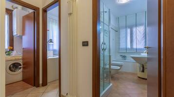 Baignoire, sèche-cheveux, bidet, serviettes fournies