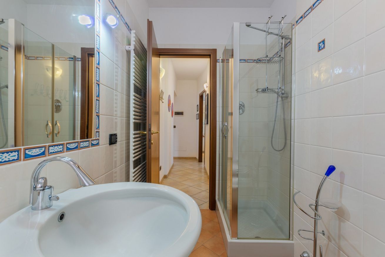 Baignoire, sèche-cheveux, bidet, serviettes fournies