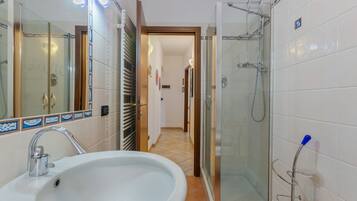 Baignoire, sèche-cheveux, bidet, serviettes fournies