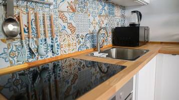 Kühlschrank, Ofen, Herdplatte, Wasserkocher