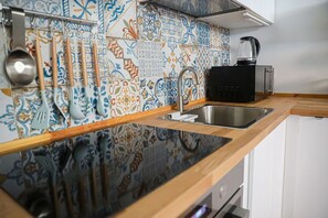 Fridge, oven, stovetop, electric kettle