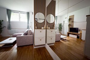 TV - GuestHost - Fiera Milano City & MiCo Comfy Apartment (Milano)