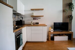 Réfrigérateur, four, plaque de cuisson, bouilloire électrique