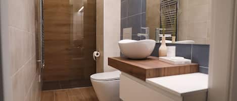 Dusche, Haartrockner, Handtücher, Toilettenpapier