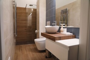 Douche, sèche-cheveux, serviettes fournies, papier toilette