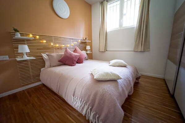 1 chambre, fer et planche à repasser, accès Internet