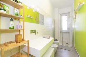 Douche, sèche-cheveux, bidet, serviettes fournies