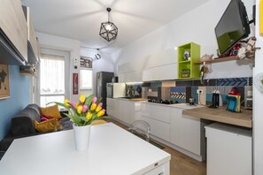 Fridge, microwave, oven, stovetop - GuestHost - Cozy and spacious apartment that accommodates 4 people with great comfort, located in Vanchiglia district, at the gates of historic center, easily reachable by public transport or a 15-minute walk. The flat boasts a double exposure with a bal (Torino)