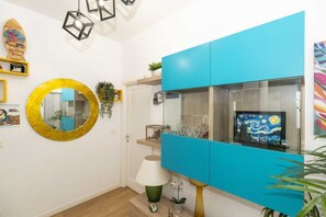 Interior - GuestHost - Cozy and spacious apartment that accommodates 4 people with great comfort, located in Vanchiglia district, at the gates of historic center, easily reachable by public transport or a 15-minute walk. The flat boasts a double exposure with a bal (Torino)