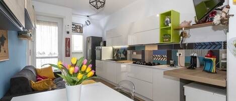 Fridge, microwave, oven, stovetop