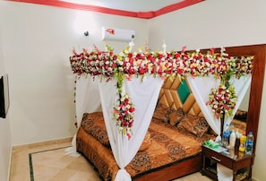 Quarto casal família | Roupas de cama antialérgicas, cofres nos quartos, escrivaninha
