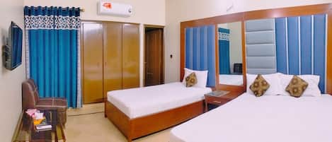 Habitación triple ejecutiva | Ropa de cama hipoalergénica y caja de seguridad en la habitación