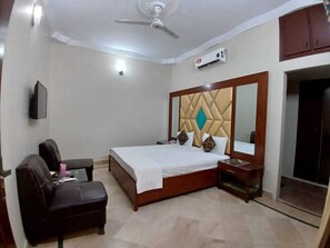 Bộ đồ giường kháng dị ứng, két bảo mật tại phòng, bàn, màn/rèm cản sáng 