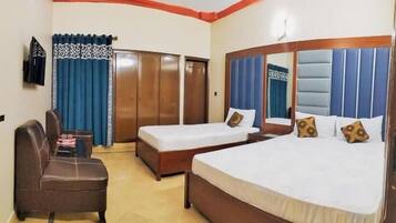 Allergitestade sÀngklÀder, vÀrdeförvaringsskÄp pÄ rummet och skrivbord