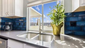 Een koelkast, een microgolfoven, een oven, een kookplaat