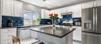 Modern House for 18 with Firepit in Boise