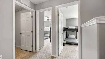 4 slaapkamers, een strijkplank/strijkijzer, reisbedje, wifi