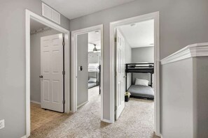 4 bedrooms, iron/ironing board, travel cot, WiFi - Modern House for 18 with Firepit in Boise (Boise)