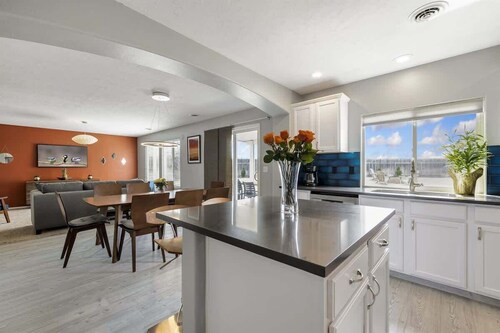 Modern House for 18 with Firepit in Boise